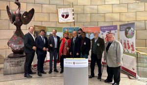 Neun Beteiligte vor Rollups der Ausstellung Kulturerbe Sankt Martin